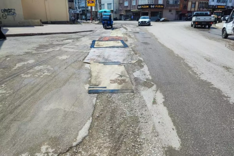 Belediyenin yapmadığı yola esnaftan ilginç çözüm