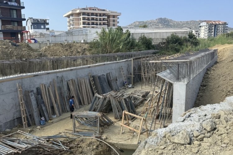 Köprü inşaatında düşen işçi ağır yaralandı