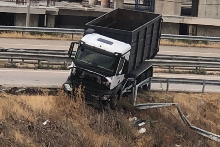 Bursa'da kamyon yağmur sebebiyle kaydı! Şarampole metreler kaldı! 