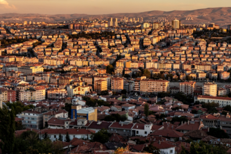 Kira artışını eleştiren vekil kiracılarını kovup zam yaptı