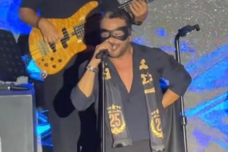 Emre Altuğ sahneye Osimhen'in maskesiyle çıktı