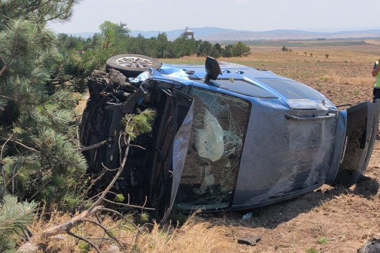 Araç tarlaya devrildi, bir aile ölümden döndü