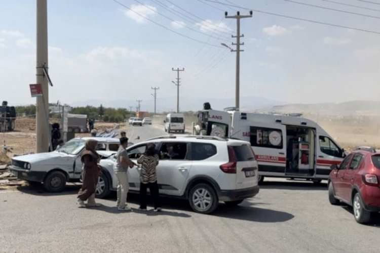 Adıyaman'da iki otomobil çarpıştı:5 kişi yaralandı