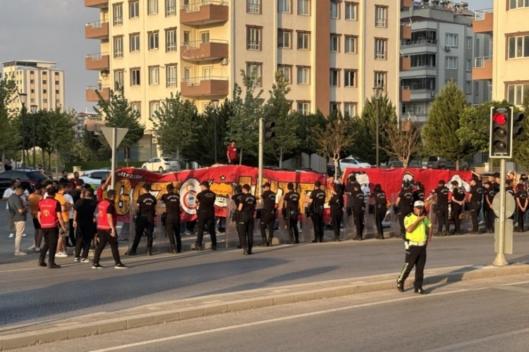 Galatasaray, ligin ilk maçı için Gaziantep'e ulaştı