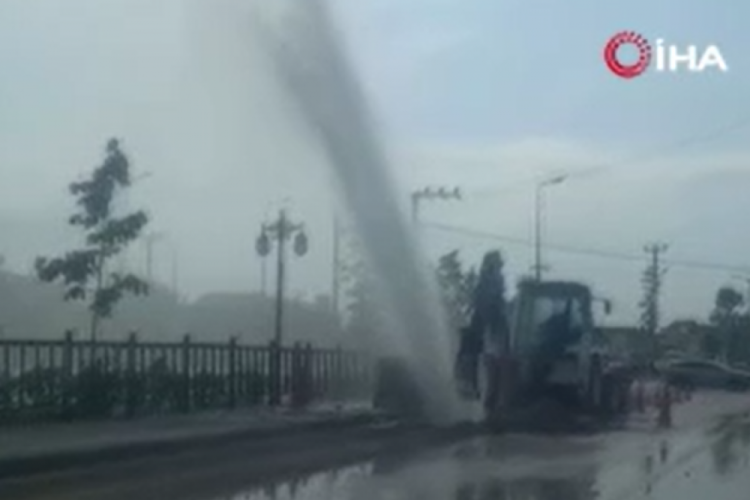 Altyapı çalışmasında su borusu patladı! Ortalık göle döndü...