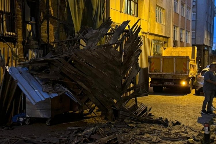 İki katlı metruk binada kısmi çökme!