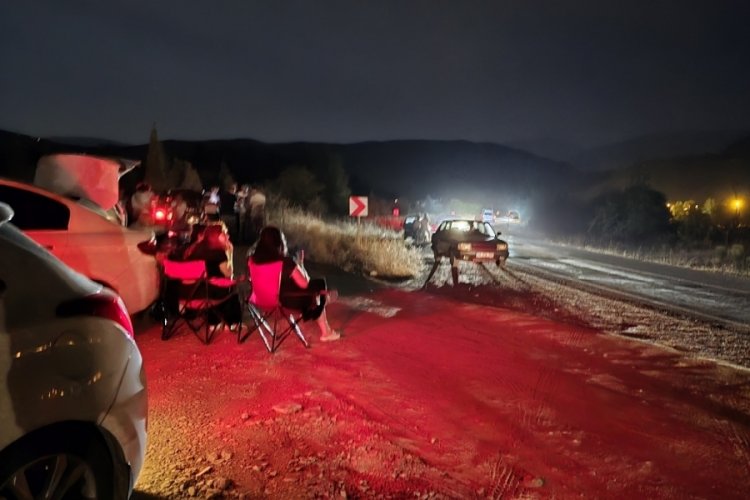 Orman yangını alanından tuhaf görüntüler! Kamp sandalyesine oturup izlediler...