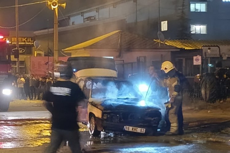 Bursa'da seyir halindeki araç alev aldı! Geriye hurda yığını kaldı...