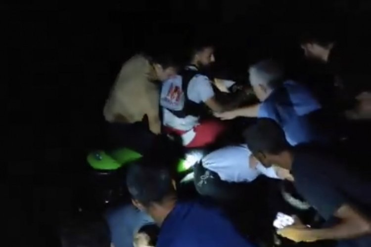 Nehirde mahsur kalan 5 kişi kurtarıldı 