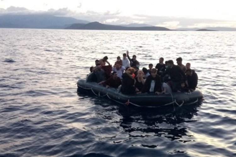 İzmir'de 13 düzensiz göçmen kurtarıldı, 15 düzensiz göçmen yakalandı 