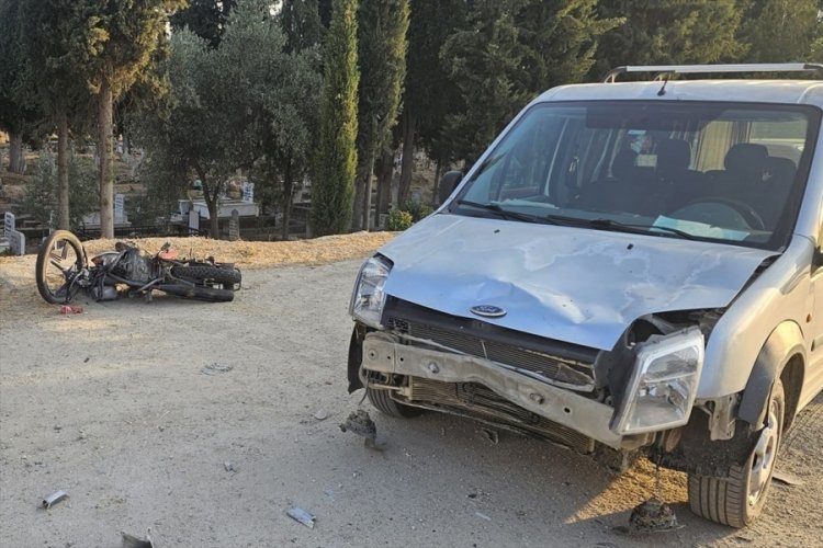 Hafif ticari araçla çarpışan motosikletin sürücüsü hayatını kaybetti