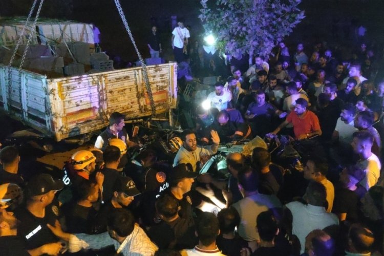 Korkunç kaza can aldı! Kağıt gibi ezildi...