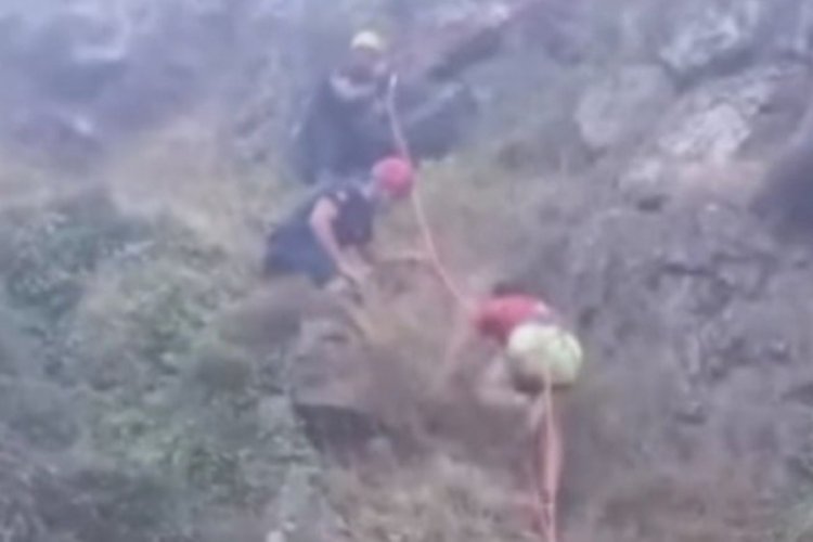 Kayalıklarda mahsur kalan 4 kişi kurtarıldı