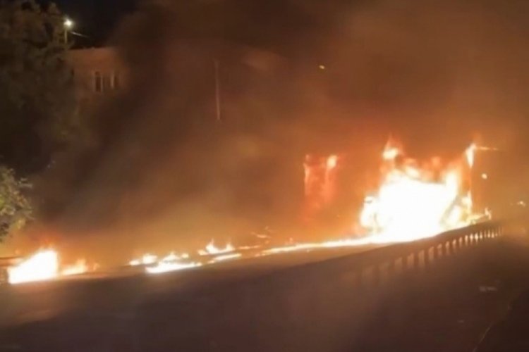 Tirebolu'da seyir halindeki tır alevlere teslim oldu