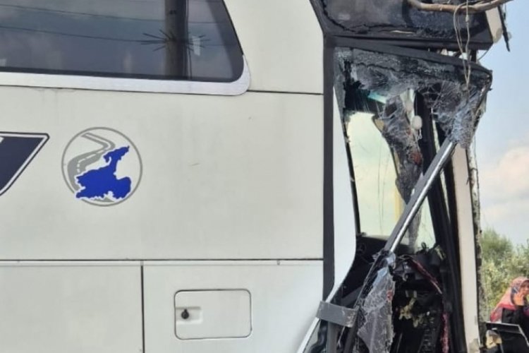 Bursa'da yolcu otobüsü TIR'a çarptı!
