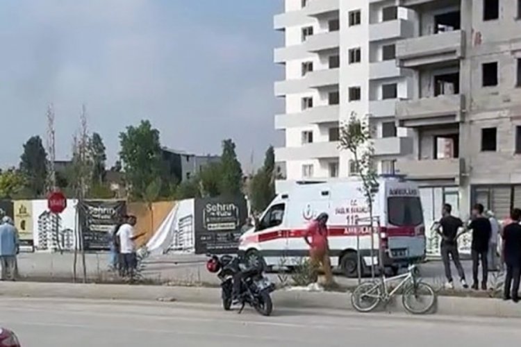 İnşaat denetimi yapan müteahhite otomobil çarptı, olay yerinde hayatını kaybetti