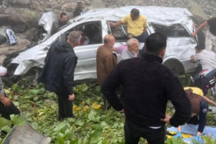 Arap turistleri taşıyan araç uçuruma yuvarlandı!