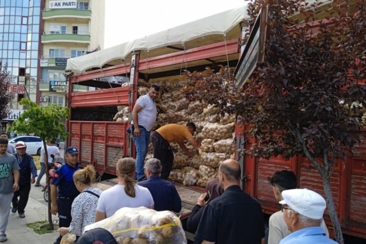 Tarlasında yetiştirdiği 20 ton patatesi vatandaşa dağıttı 