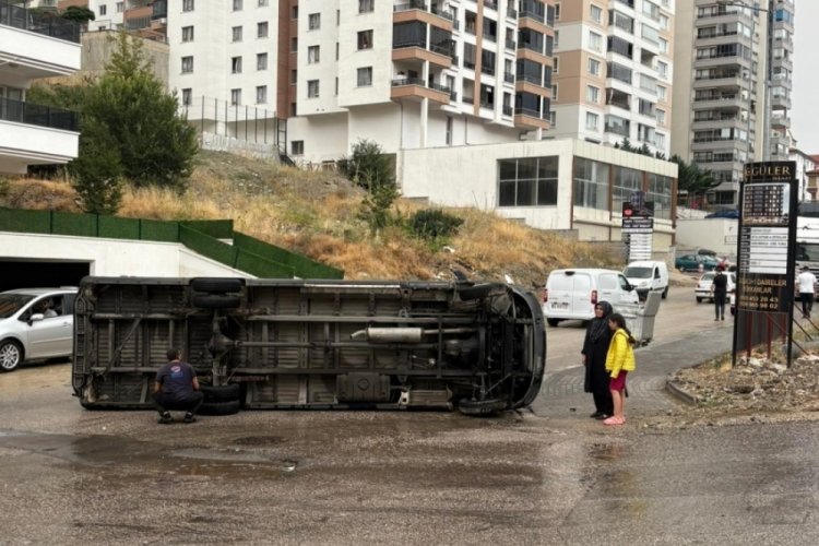 Sağanak yağış nedeniyle kontrolden çıkan midibüs devrildi!