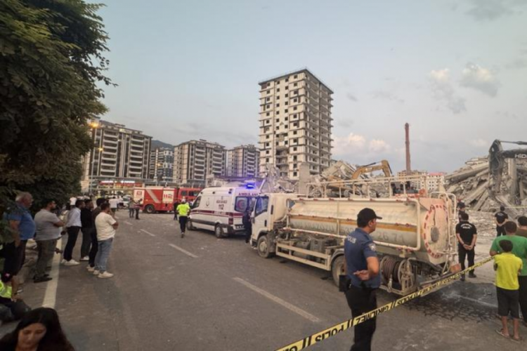Hasarlı bina, iş makinesinin üzerine düştü! Operatörden acı haber...