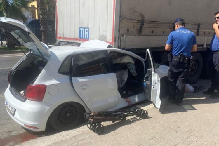 Otomobil, park halindeki tıra çarptı: 4 yaralı