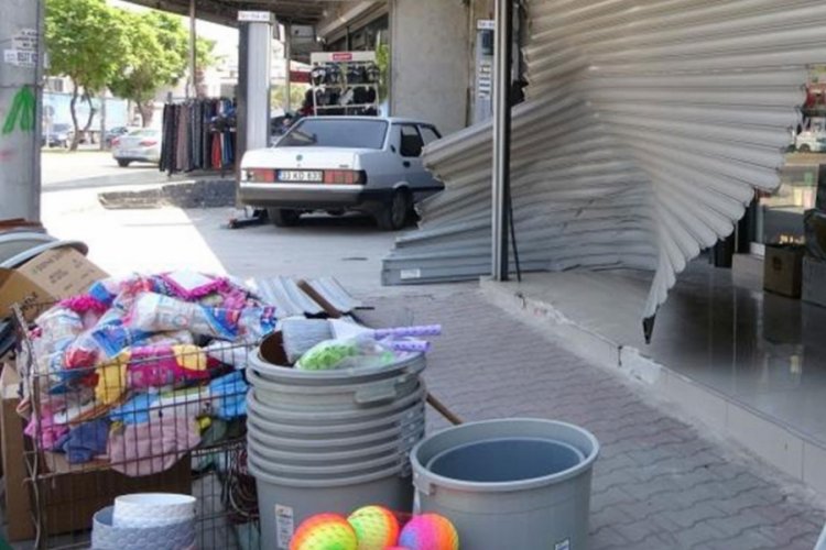 Araç iş yerine daldı: 2 yaralı 