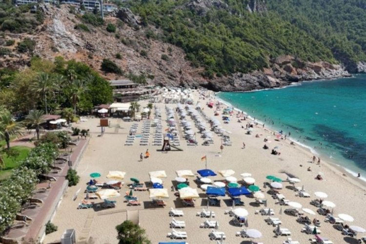 Alanya'da sıcak hava nedeniyle plajlar doldu 