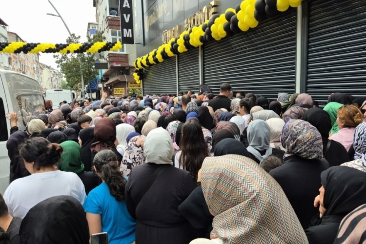 Mağaza açılışında 'indirim' izdihamı 