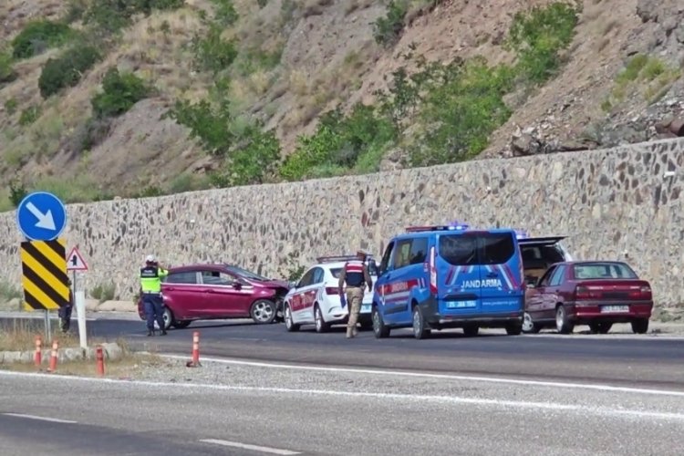 Direksiyon hakimiyetini kaybeden sürücü duvara çarptı 