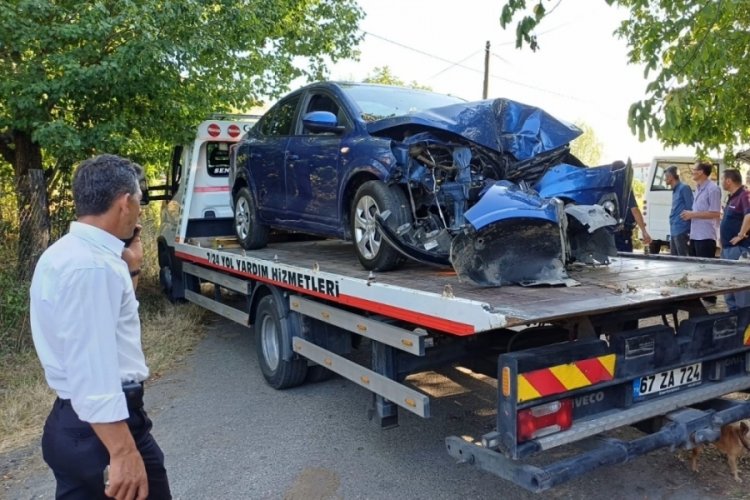 Direksiyon hakimiyetini kaybeden otomobil ağaca tosladı