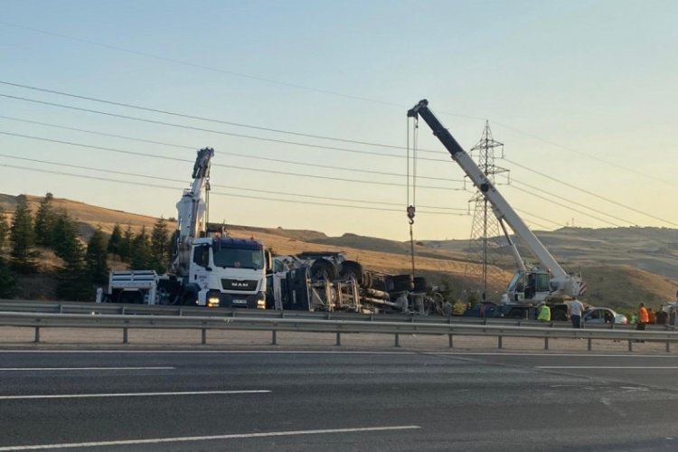 Beton mikseri otomobilin üzerine devrildi: 6 yaralı var