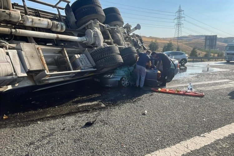 Devrilen iş mikseri otomobile çarptı: 6 yaralı
