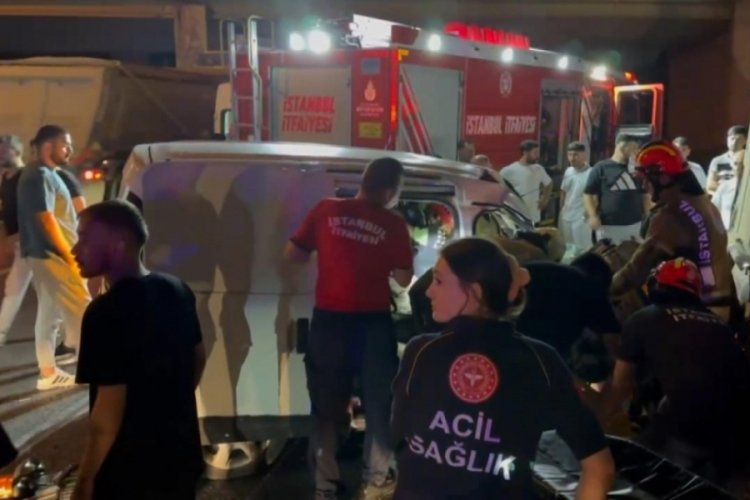 İstanbul'da hafif ticari araç kamyonete çarptı: 3 yaralı