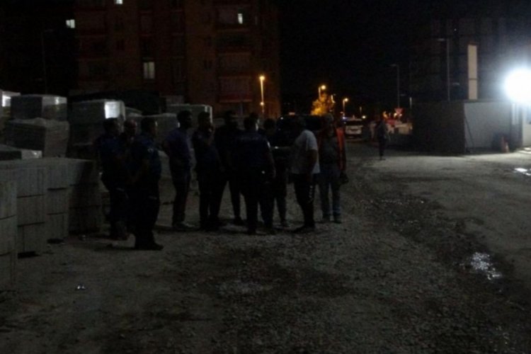 İnşaatta 'işe geç kaldın' kavgası! İşçiler gece yarısı birbirine girdi