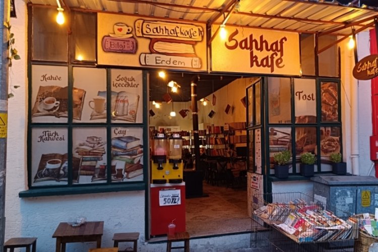 Bursa'da kitapları kafenin tavanına astı! Sebebine şaşıracaksınız!