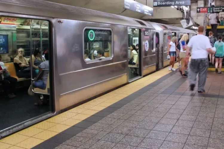 Peronda bekleyen yolcuyu bir anda metro raylarına itti!
