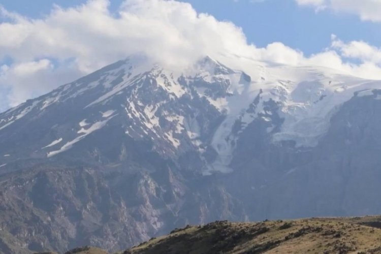 Ağrı Dağı'nın zirvesindeki takke buzulu eriyor