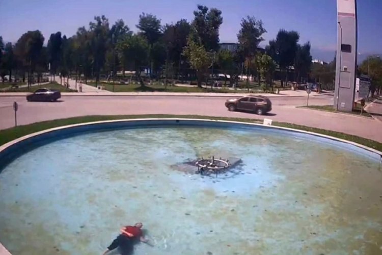 Bursa'da alkollü şahıs süs havuzuna düştü