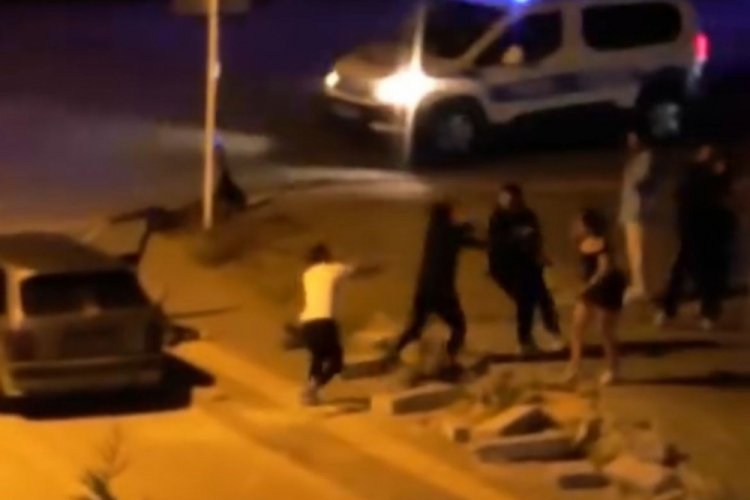 Bursa'da gençler arasında kavga: Cadde boks ringine döndü