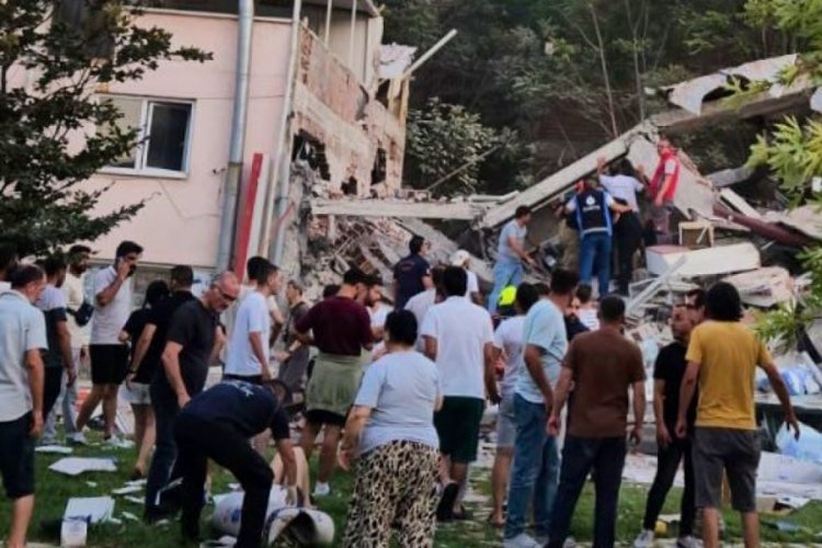 6.1'lik deprem sonrası Balıkesir'de bina çöktü!