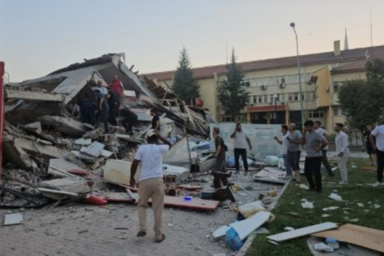 Belediye başkanı açıkladı: Sındırgı depreminde en az 10 bina yıkıldı