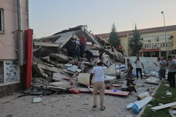 Balıkesir'deki depremden acı haber! 1 kişinin cansız bedenine ulaşıldı...