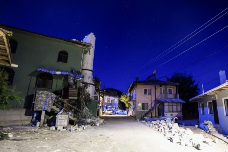 Balıkesir'deki depremde bir caminin minaresi yıkıldı