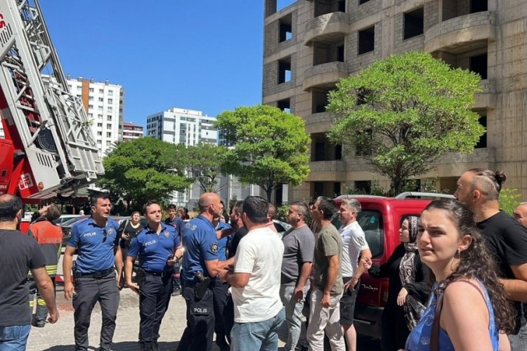 14 katlı binada yangın! Kendilerini sokağa attılar