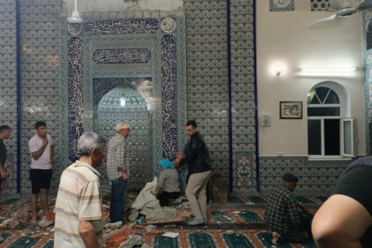 Depremde hasar gören camiye girdi, canından oldu!