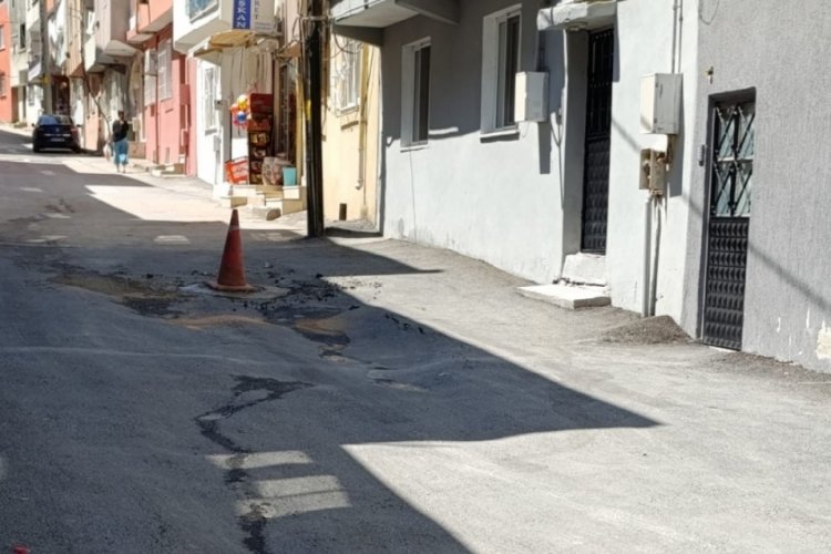 Bursa'da bir mahallenin yolu göçtü! Çözüm bekliyorlar... 