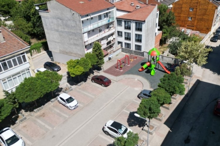 İnegöl Belediyesi Eskiyen Çocuk Parklarını Yeniliyor 