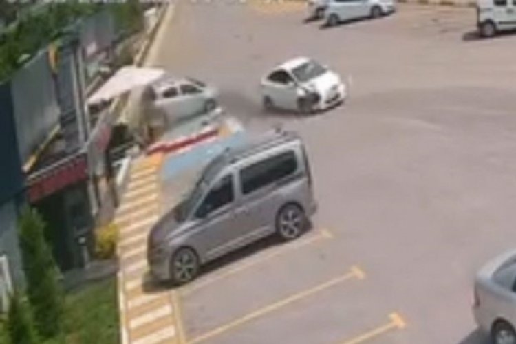 Bolu Dağı'nda otomobil, işletme otoparkına daldı 