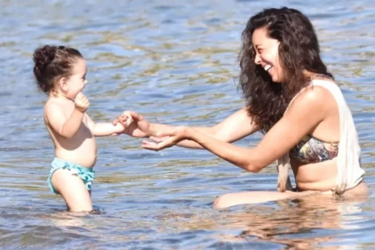  Azra Akın'ın tatilcilerle sohbeti 