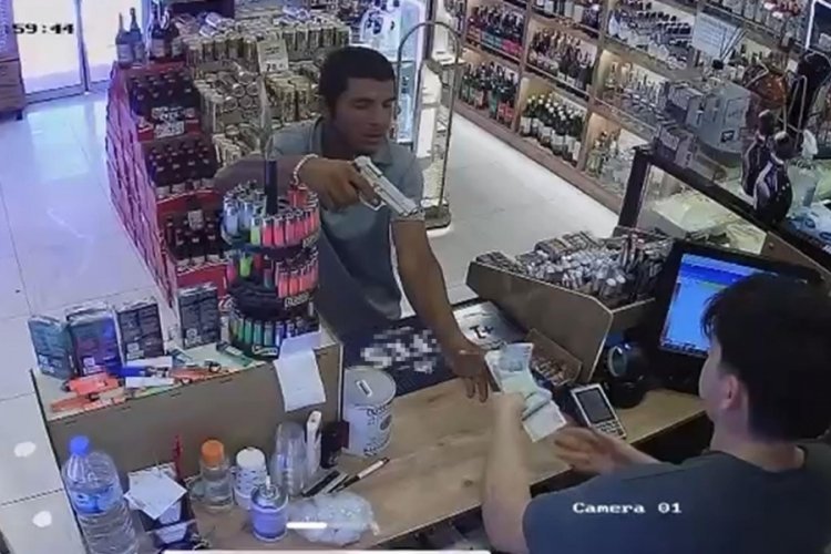 Kurusıkı tabancayla büfe soygunu kamerada